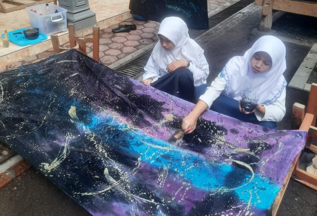 WhatsApp-Image-2025-03-20-at-19.40.54-1-1024x699 Kreativitas Siswa SMP Bilingual Terpadu dalam Membuat Batik Kontemporer