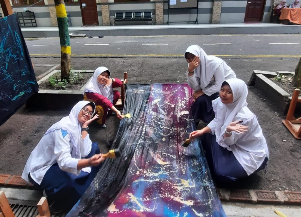 WhatsApp-Image-2025-03-20-at-19.40.55-1024x738 Kreativitas Siswa SMP Bilingual Terpadu dalam Membuat Batik Kontemporer