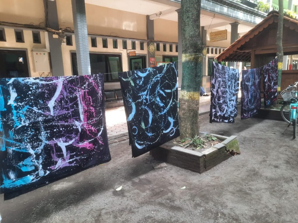 WhatsApp-Image-2025-03-20-at-19.40.56-1024x768 Kreativitas Siswa SMP Bilingual Terpadu dalam Membuat Batik Kontemporer