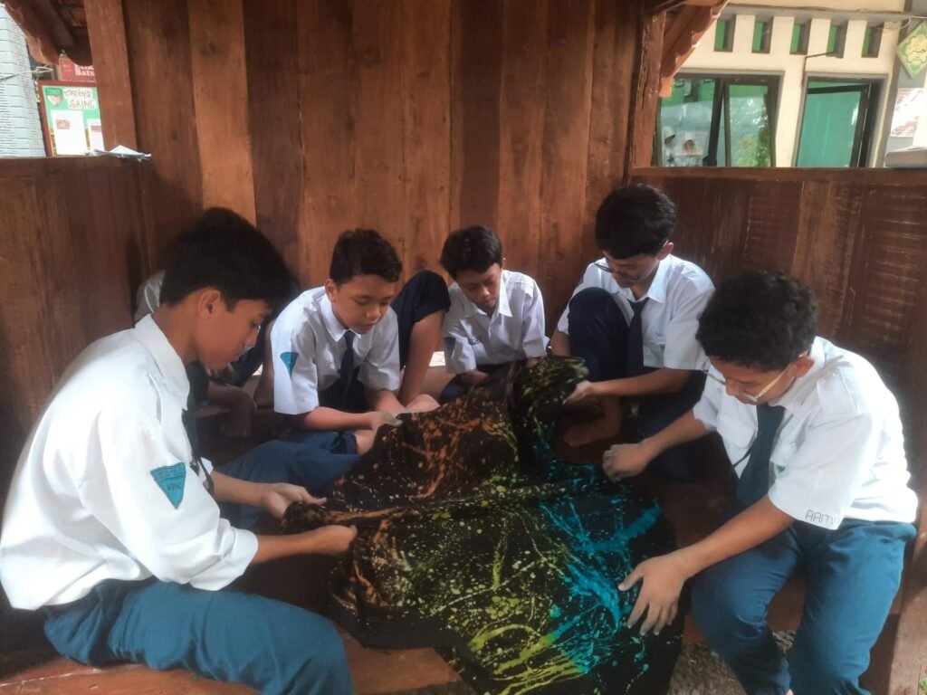 WhatsApp-Image-2025-03-20-at-19.40.57-1024x768 Kreativitas Siswa SMP Bilingual Terpadu dalam Membuat Batik Kontemporer