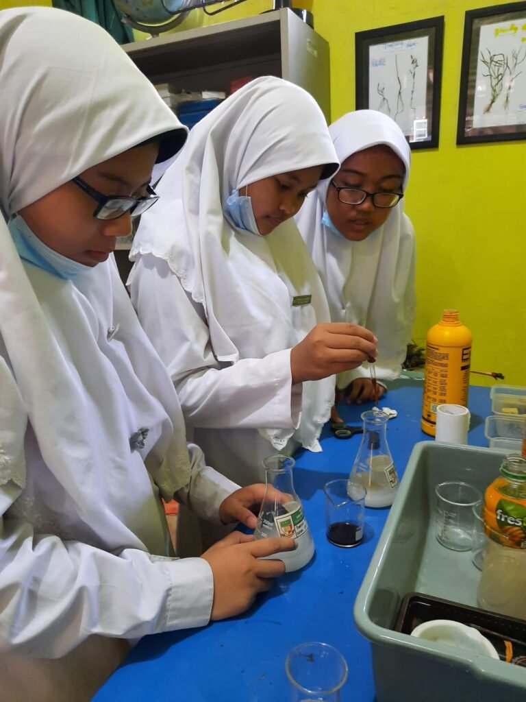 WhatsApp-Image-2025-04-16-at-09.04.03-2-768x1024 PEMANFAATAN LABORATORIUM IPA SEBAGAI SARANA PEMBELAJARAN KONTEKSTUAL BAGI SISWA SMP BILINGUAL TERPADU
