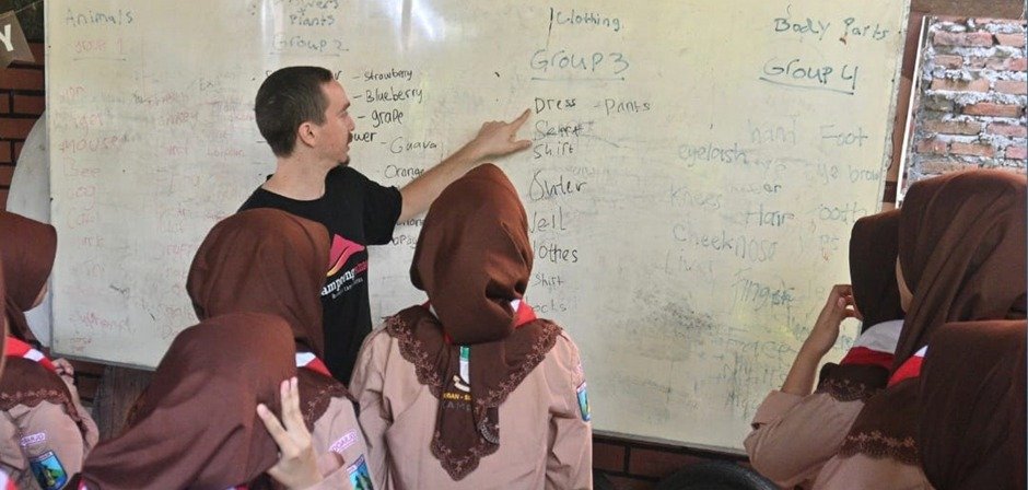 WhatsApp-Image-2025-04-19-at-19.52.27 Student Visit SMP Bilingual Terpadu: The Excitement of Language Learning Methods Beyond the Classroom!