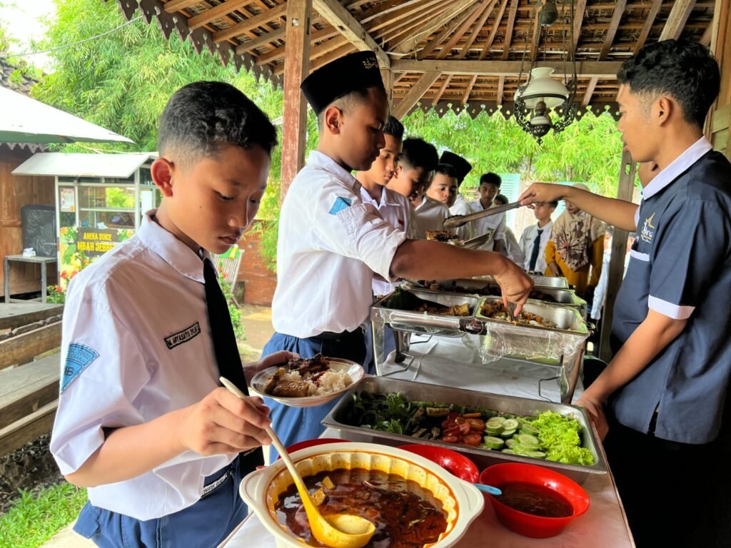 WhatsApp-Image-2025-06-03-at-08.47.40-1024x768 Unplug and Explore: 8th Graders of SMP Bilingual Terpadu Camping at Tanjek Wagir